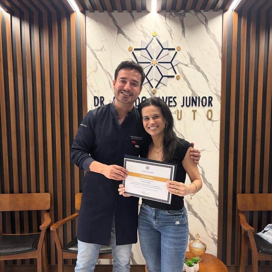 Bruna Torres recebendo certificado do Prof. Dr. Arnaldo Roldão